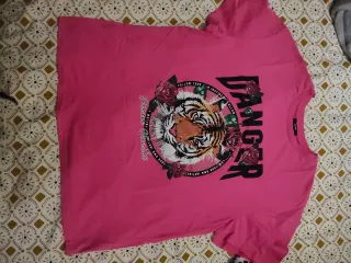 Camiseta rosa con estampado de tigre