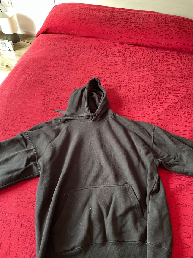 Sudadera negra con capucha