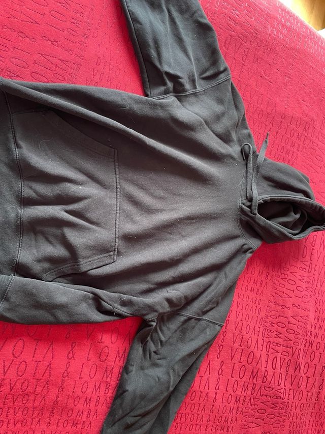 Sudadera negra con capucha