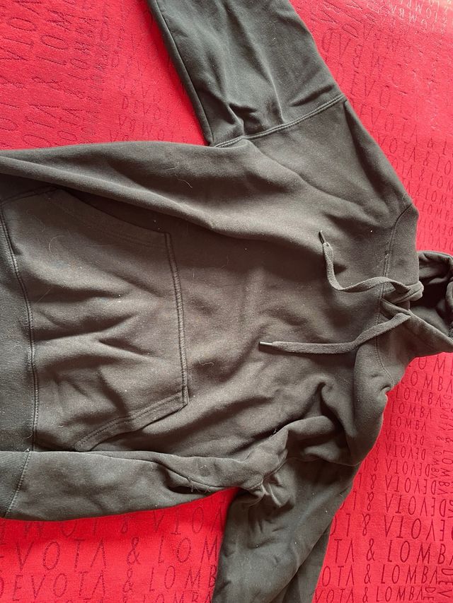 Sudadera negra con capucha