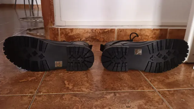 Botas negras minimalistas