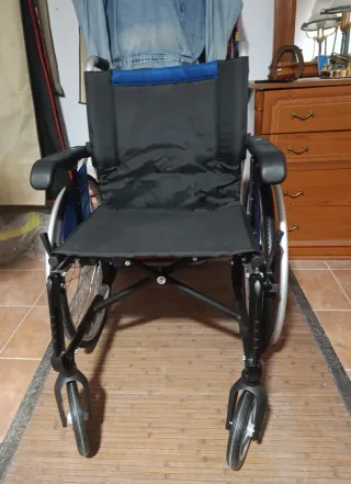 Silla de ruedas plegable negra