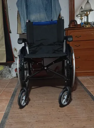 Silla de ruedas plegable negra