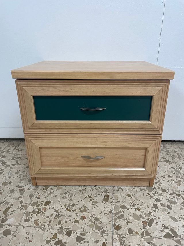 Mesita de noche de madera