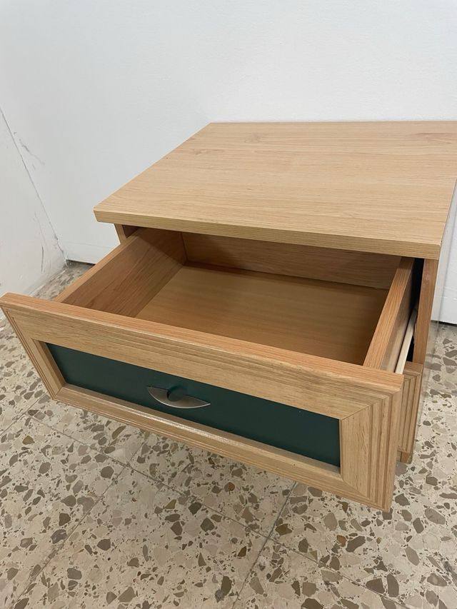 Mesita de noche de madera