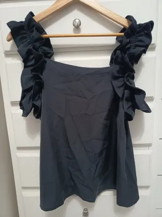Blusa negra con volantes