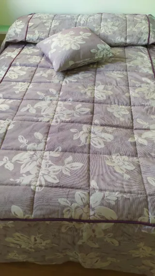Colcha edredón floral morado y blanco