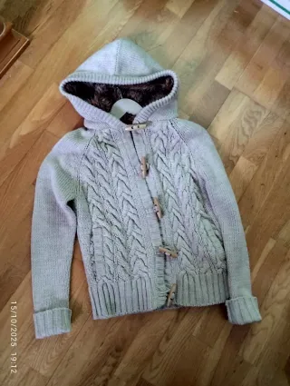 Chaqueta de punto con capucha y botones
