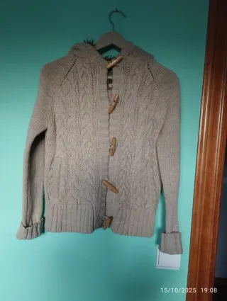 Chaqueta de punto con capucha y botones