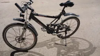 Bicicleta de montaña negra