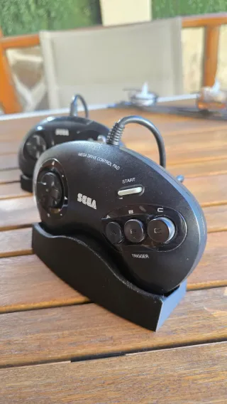 Soporte expositor mando SEGA Megadrive