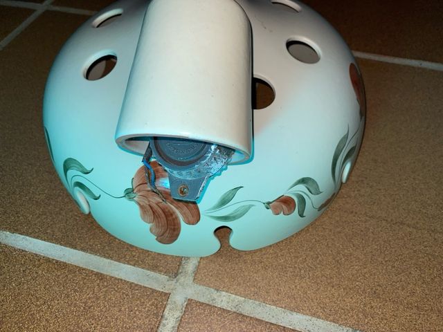 Lámpara de cerámica decorada pintada a mano