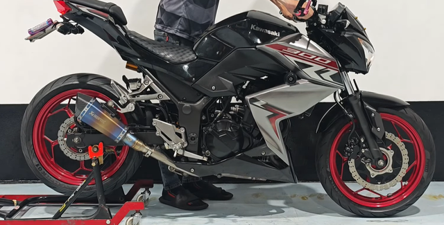 Linea de escape Akrapovic Kawasaki Z300