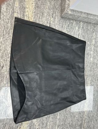 Falda corta negra efecto piel