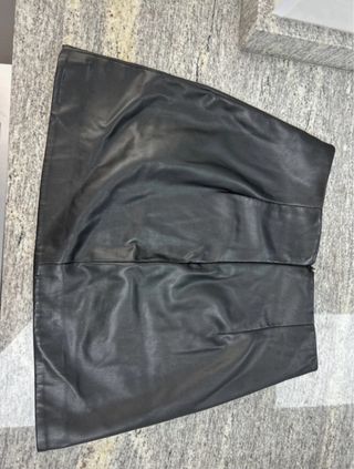 Falda corta negra efecto piel