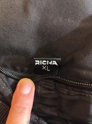 Pantalón de moto Richa negro.