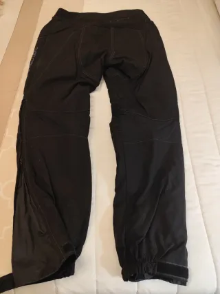Pantalón de moto Richa negro.