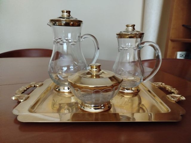 Juego cafetera, lechera y azucarero dorado