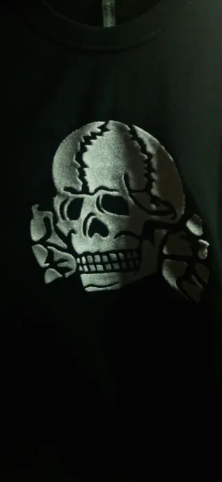 Sudadera negra con estampado de calavera