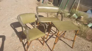 Conjunto de muebles de mimbre y bambú
