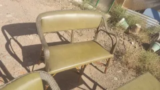 Conjunto de muebles de mimbre y bambú