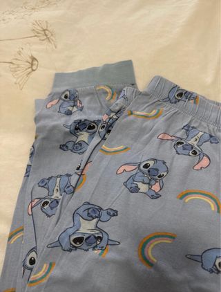 Pijama de Stitch con arcoíris