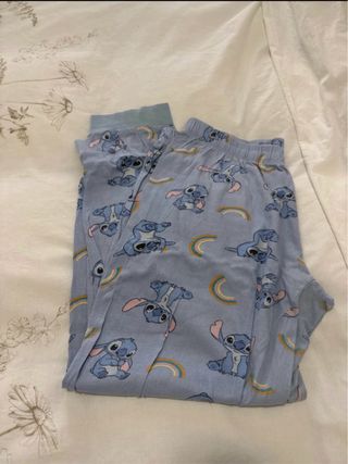 Pijama de Stitch con arcoíris