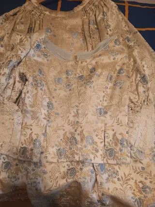 Falda,Corpiño manga corta,lleva manguitos y zapato