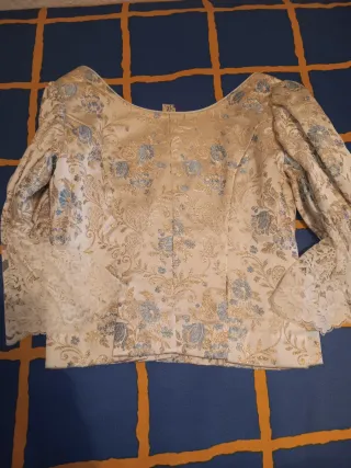 Falda,Corpiño manga corta,lleva manguitos y zapato