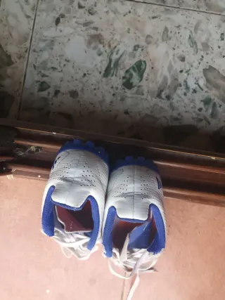 Zapatos de fútbol blancos y azules
Talla 34 . 