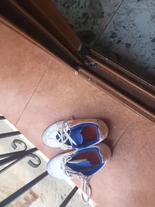Zapatos de fútbol blancos y azules
Talla 34 . 
