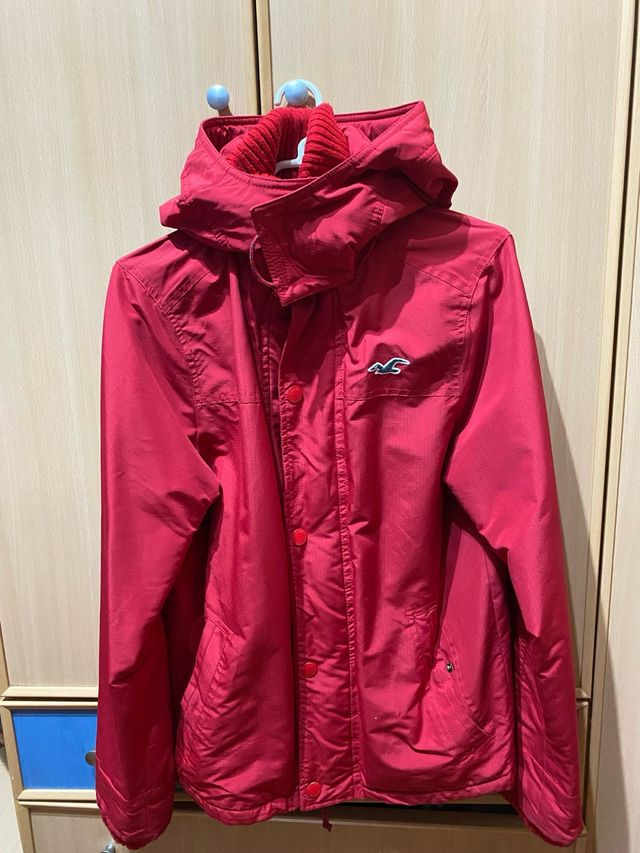 Parka Hollister con capucha roja