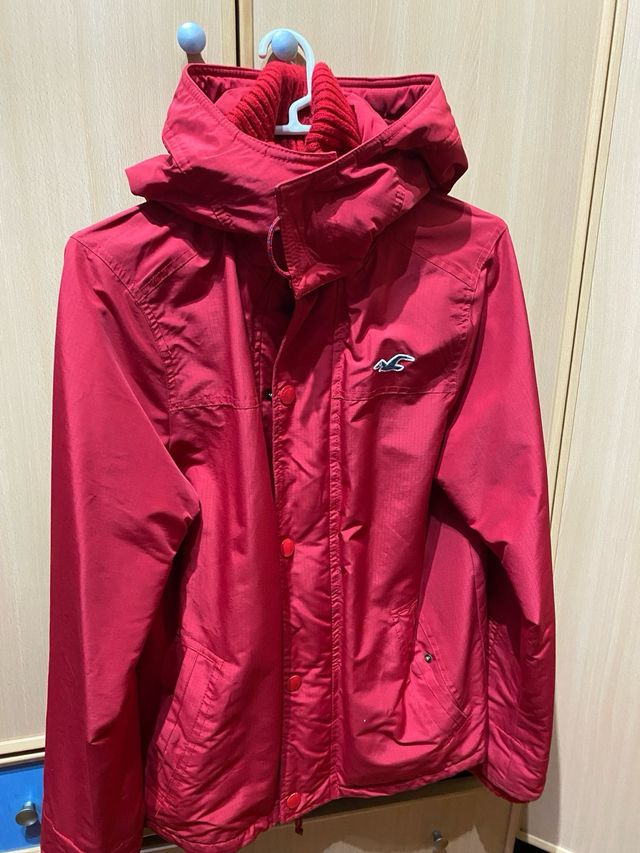 Parka Hollister con capucha roja