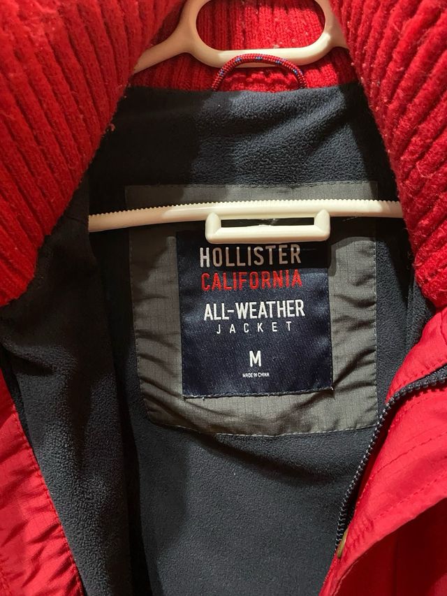 Parka Hollister con capucha roja
