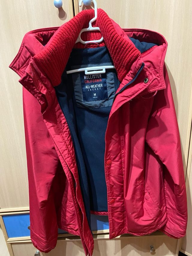 Parka Hollister con capucha roja