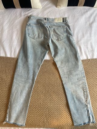 Pantalón vaquero desgastado