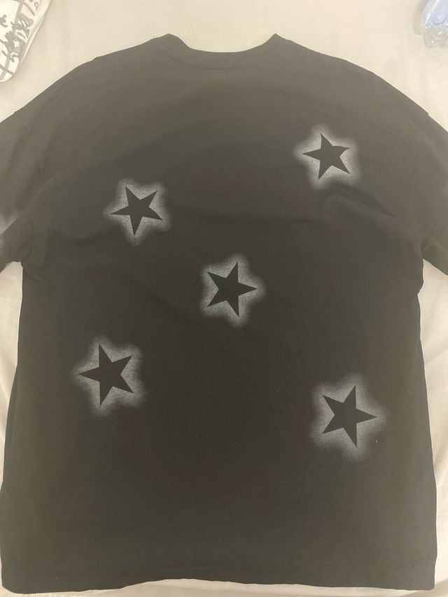 Camiseta Negra Infinite con Estrellas
