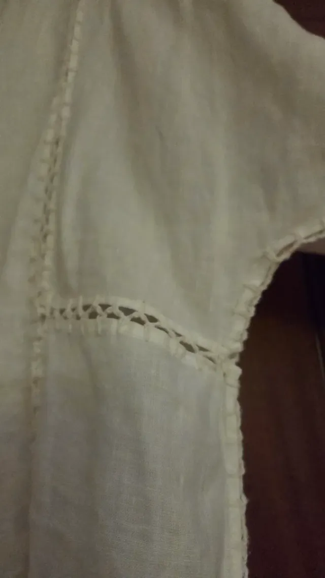 Camisa blanca de Zara de lino con calados 