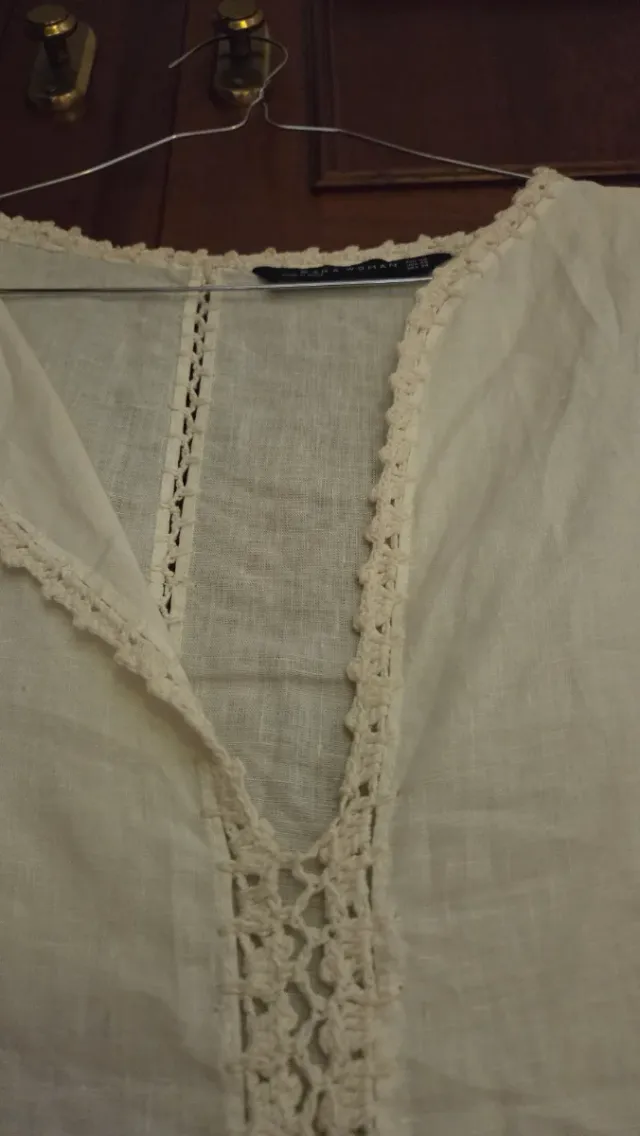 Camisa blanca de Zara de lino con calados 