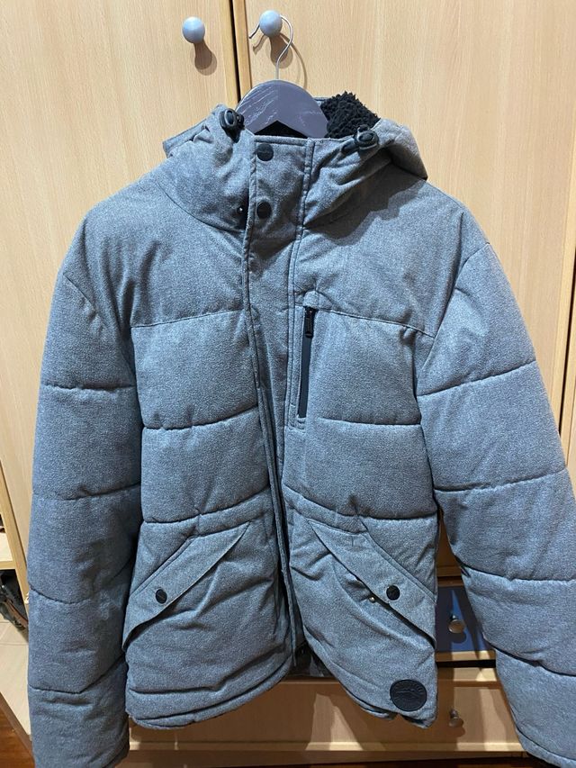 Chaqueta acolchada gris con capucha