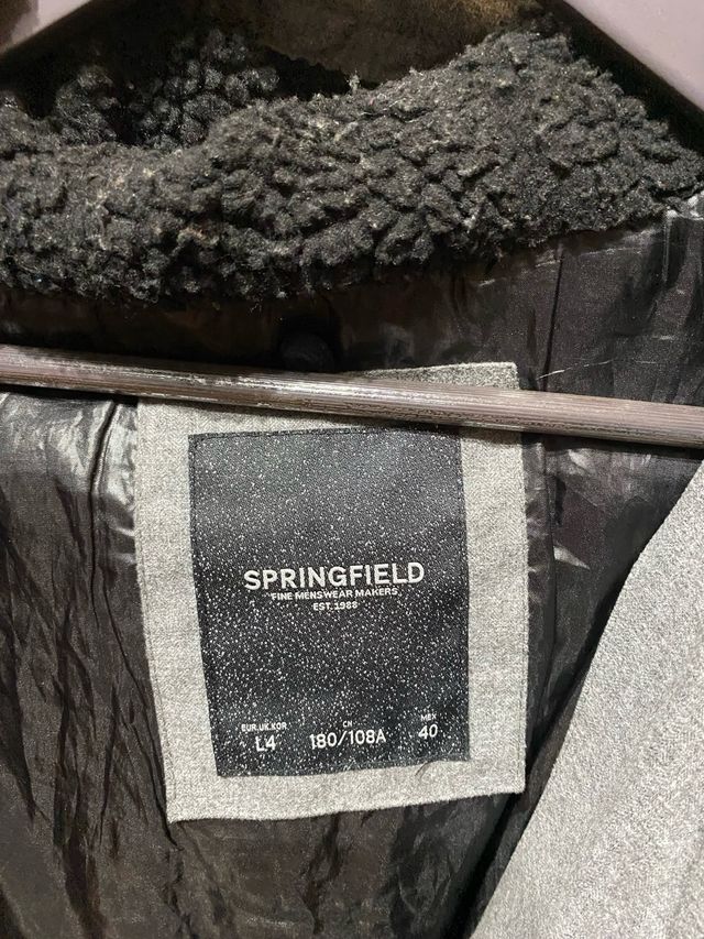 Chaqueta acolchada gris con capucha