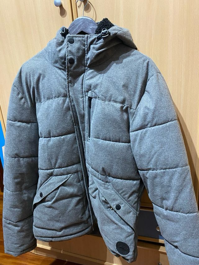 Chaqueta acolchada gris con capucha
