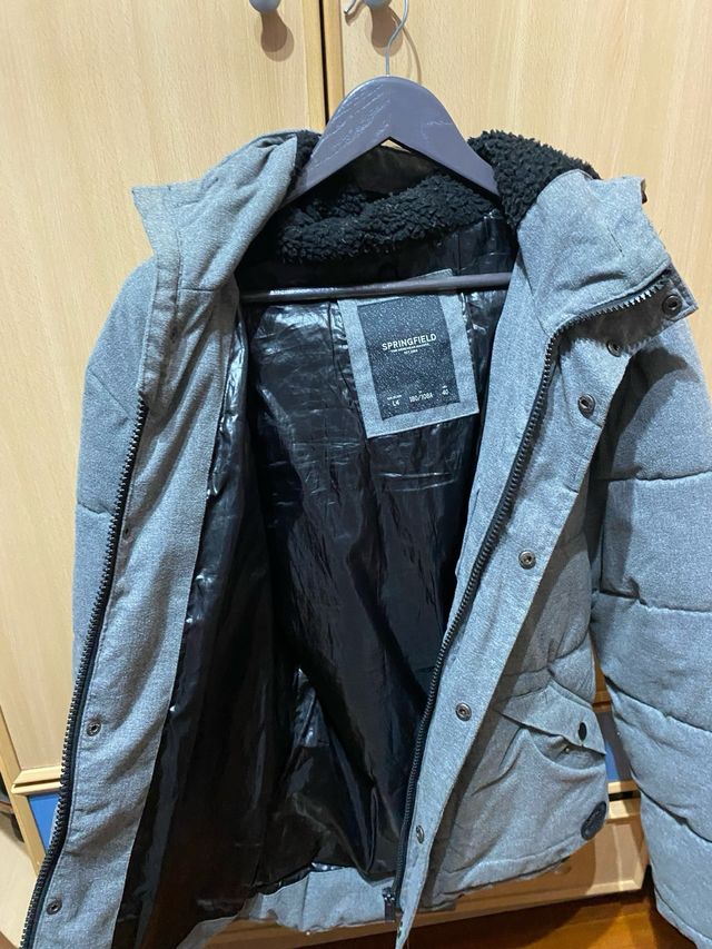 Chaqueta acolchada gris con capucha