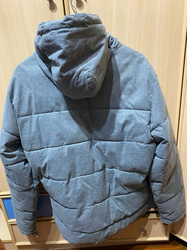 Chaqueta acolchada gris con capucha