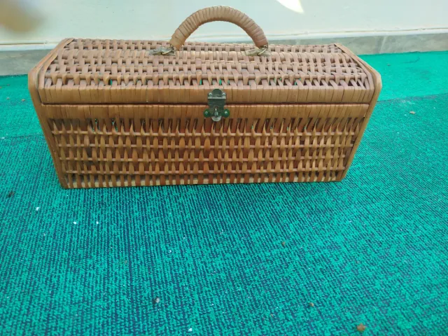 Cesta de mimbre con asa y cierre