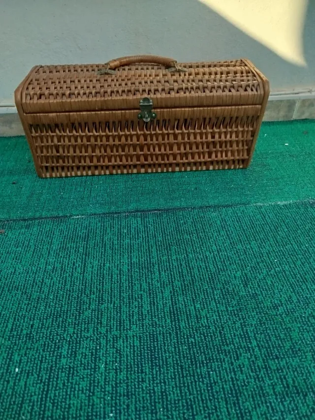 Cesta de mimbre con asa y cierre