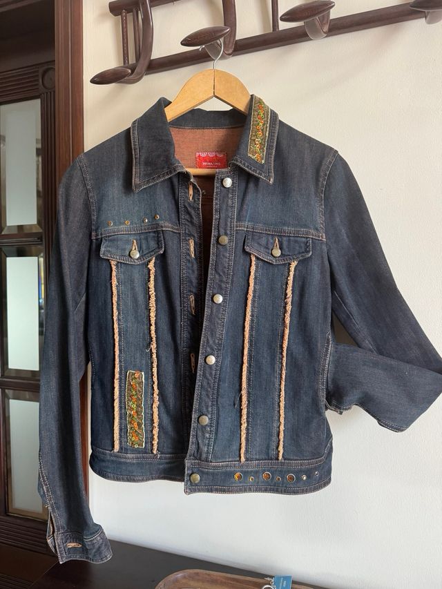 Cazadora vaquera con adornos