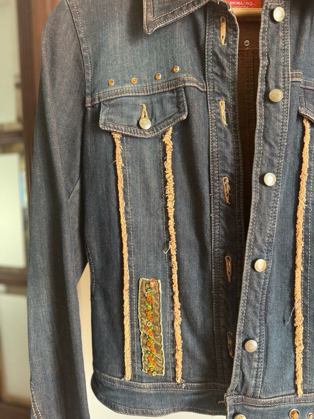 Cazadora vaquera con adornos