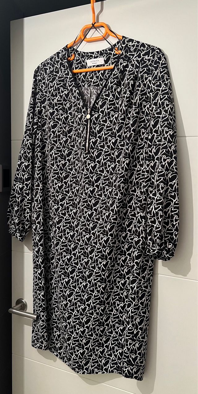 Vestido negro con estampado de corazones blancos