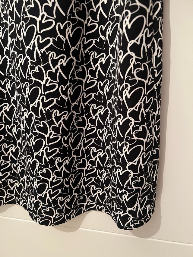 Vestido negro con estampado de corazones blancos